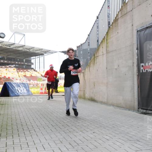 08.12.2024 - St. Pauli X-Mass-Run No. 14 H.Heesch http://msf.ph/oto/7489769 08.12.2024 09:56:08 Ziel 2911, 3094, 438, 1946, 3094 meine-sportfotos.de