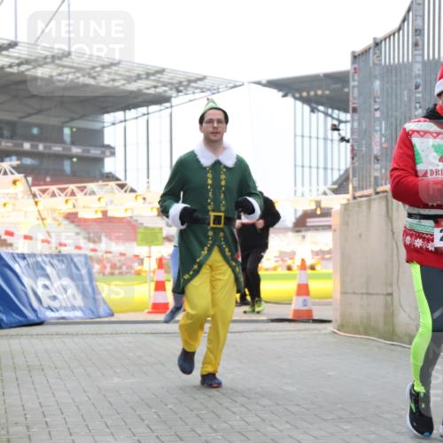 08.12.2024 - St. Pauli X-Mass-Run No. 14 H.Heesch http://msf.ph/oto/7489773 08.12.2024 10:04:14 Ziel 330, 624, 1678, 2094, 2663, 2759, 2848, 2955, 3062, 3063, 3082, 3169, 3179, 3180, 1565, 1788, 1870, 2219, 2819, 2933, 2948, 3071, 3169, 3180 meine-sportfotos.de