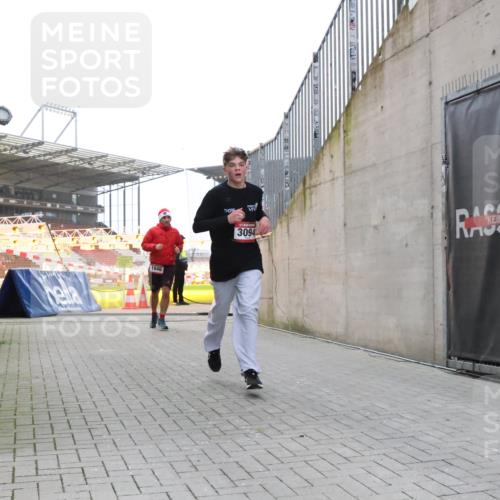 08.12.2024 - St. Pauli X-Mass-Run No. 14 H.Heesch http://msf.ph/oto/7489776 08.12.2024 09:56:08 Ziel 2911, 3094, 438, 1946, 3094 meine-sportfotos.de