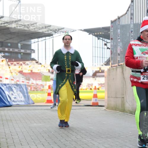 08.12.2024 - St. Pauli X-Mass-Run No. 14 H.Heesch http://msf.ph/oto/7489780 08.12.2024 10:04:14 Ziel 330, 624, 1678, 2094, 2663, 2759, 2848, 2955, 3062, 3063, 3082, 3169, 3179, 3180, 1565, 1788, 1870, 2219, 2819, 2933, 2948, 3071, 3169, 3180 meine-sportfotos.de