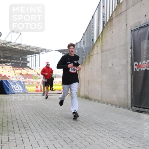 08.12.2024 - St. Pauli X-Mass-Run No. 14 H.Heesch http://msf.ph/oto/7489784 08.12.2024 09:56:08 Ziel 2911, 3094, 438, 1946, 3094 meine-sportfotos.de