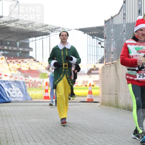 08.12.2024 - St. Pauli X-Mass-Run No. 14 H.Heesch http://msf.ph/oto/7489786 08.12.2024 10:04:14 Ziel 330, 624, 1678, 2094, 2663, 2759, 2848, 2955, 3062, 3063, 3082, 3169, 3179, 3180, 1565, 1788, 1870, 2219, 2819, 2933, 2948, 3071, 3169, 3180 meine-sportfotos.de