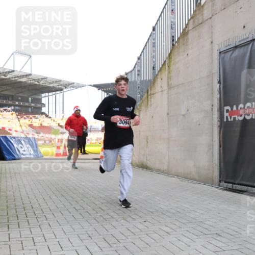 08.12.2024 - St. Pauli X-Mass-Run No. 14 H.Heesch http://msf.ph/oto/7489792 08.12.2024 09:56:08 Ziel 2911, 3094, 438, 1946, 3094 meine-sportfotos.de