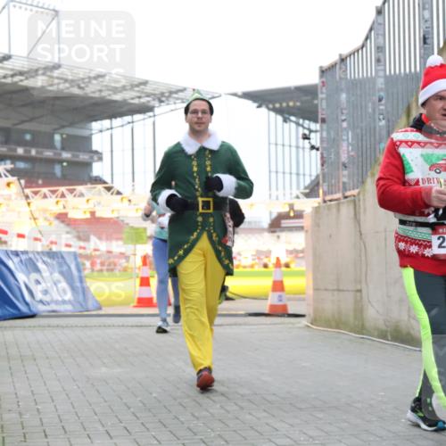 08.12.2024 - St. Pauli X-Mass-Run No. 14 H.Heesch http://msf.ph/oto/7489795 08.12.2024 10:04:14 Ziel 330, 624, 1678, 2094, 2663, 2759, 2848, 2955, 3062, 3063, 3082, 3169, 3179, 3180, 1565, 1788, 1870, 2219, 2819, 2933, 2948, 3071, 3169, 3180 meine-sportfotos.de