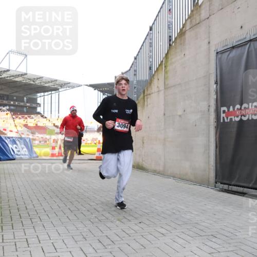 08.12.2024 - St. Pauli X-Mass-Run No. 14 H.Heesch http://msf.ph/oto/7489798 08.12.2024 09:56:08 Ziel 2911, 3094, 438, 1946, 3094 meine-sportfotos.de