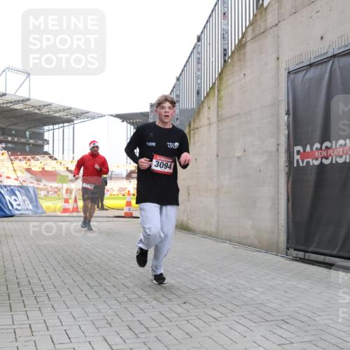 08.12.2024 - St. Pauli X-Mass-Run No. 14 H.Heesch http://msf.ph/oto/7489803 08.12.2024 09:56:08 Ziel 2911, 3094, 438, 1946, 3094 meine-sportfotos.de