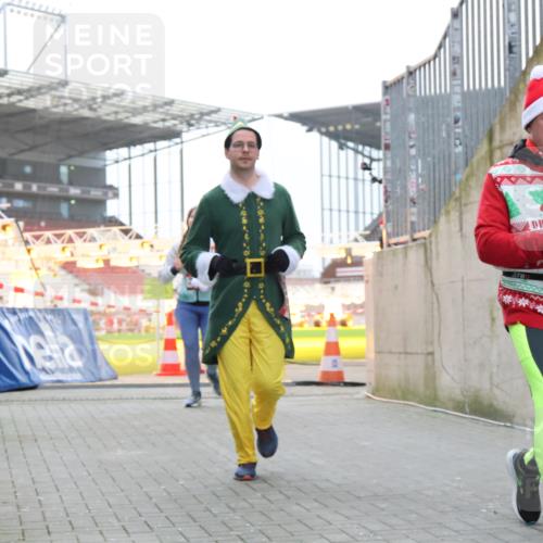 08.12.2024 - St. Pauli X-Mass-Run No. 14 H.Heesch http://msf.ph/oto/7489809 08.12.2024 10:04:15 Ziel 330, 624, 1678, 2094, 2759, 2848, 2948, 2955, 3062, 3063, 3082, 3169, 3179, 3180, 815, 1565, 1788, 1870, 2219, 2819, 2933, 2948, 3071 meine-sportfotos.de