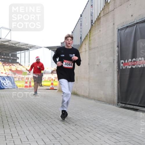 08.12.2024 - St. Pauli X-Mass-Run No. 14 H.Heesch http://msf.ph/oto/7489810 08.12.2024 09:56:08 Ziel 2911, 3094, 438, 1946, 3094 meine-sportfotos.de