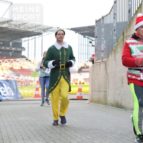 08.12.2024 - St. Pauli X-Mass-Run No. 14 H.Heesch http://msf.ph/oto/7489816 08.12.2024 10:04:15 Ziel 330, 624, 1678, 2094, 2759, 2848, 2948, 2955, 3062, 3063, 3082, 3169, 3179, 3180, 815, 1565, 1788, 1870, 2219, 2819, 2933, 2948, 3071 meine-sportfotos.de