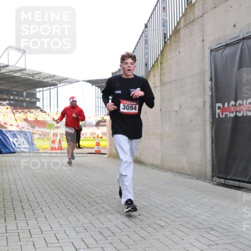 08.12.2024 - St. Pauli X-Mass-Run No. 14 H.Heesch http://msf.ph/oto/7489817 08.12.2024 09:56:08 Ziel 2911, 3094, 438, 1946, 3094 meine-sportfotos.de