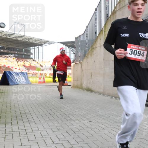 08.12.2024 - St. Pauli X-Mass-Run No. 14 H.Heesch http://msf.ph/oto/7489825 08.12.2024 09:56:09 Ziel 1946, 2911, 3094, 438, 1946, 3094 meine-sportfotos.de