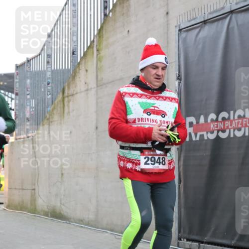 08.12.2024 - St. Pauli X-Mass-Run No. 14 H.Heesch http://msf.ph/oto/7489832 08.12.2024 10:04:15 Ziel 330, 624, 1678, 2094, 2759, 2848, 2948, 2955, 3062, 3063, 3082, 3169, 3179, 3180, 815, 1565, 1788, 1870, 2219, 2819, 2933, 2948, 3071 meine-sportfotos.de