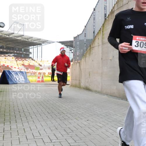 08.12.2024 - St. Pauli X-Mass-Run No. 14 H.Heesch http://msf.ph/oto/7489834 08.12.2024 09:56:09 Ziel 1946, 2911, 3094, 438, 1946, 3094 meine-sportfotos.de