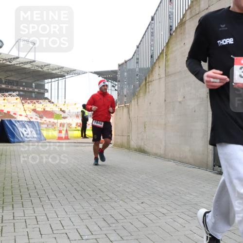 08.12.2024 - St. Pauli X-Mass-Run No. 14 H.Heesch http://msf.ph/oto/7489841 08.12.2024 09:56:09 Ziel 1946, 2911, 3094, 438, 1946, 3094 meine-sportfotos.de