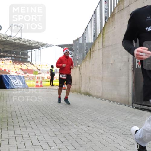 08.12.2024 - St. Pauli X-Mass-Run No. 14 H.Heesch http://msf.ph/oto/7489844 08.12.2024 09:56:09 Ziel 1946, 2911, 3094, 438, 1946, 3094 meine-sportfotos.de