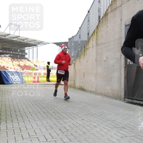 08.12.2024 - St. Pauli X-Mass-Run No. 14 H.Heesch http://msf.ph/oto/7489849 08.12.2024 09:56:09 Ziel 1946, 2911, 3094, 438, 1946, 3094 meine-sportfotos.de