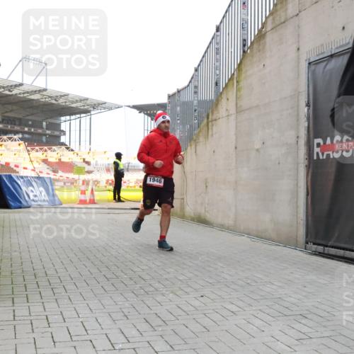 08.12.2024 - St. Pauli X-Mass-Run No. 14 H.Heesch http://msf.ph/oto/7489857 08.12.2024 09:56:09 Ziel 1946, 2911, 3094, 438, 1946, 3094 meine-sportfotos.de