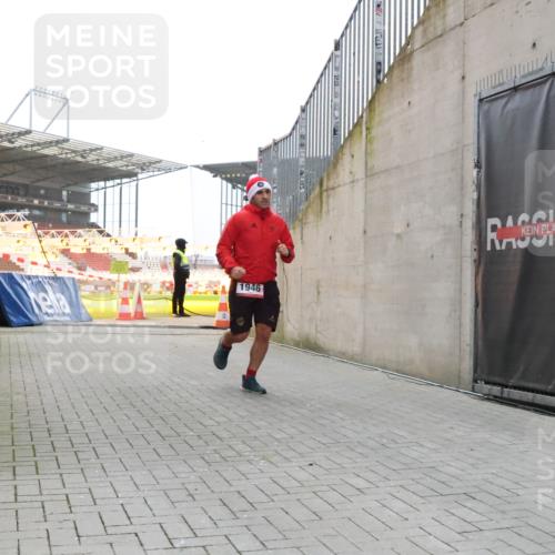 08.12.2024 - St. Pauli X-Mass-Run No. 14 H.Heesch http://msf.ph/oto/7489863 08.12.2024 09:56:09 Ziel 1946, 2911, 3094, 438, 1946, 3094 meine-sportfotos.de