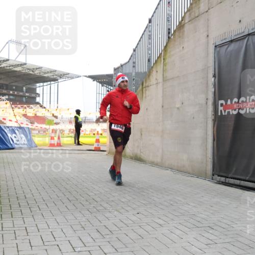 08.12.2024 - St. Pauli X-Mass-Run No. 14 H.Heesch http://msf.ph/oto/7489880 08.12.2024 09:56:09 Ziel 1946, 2911, 3094, 438, 1946, 3094 meine-sportfotos.de