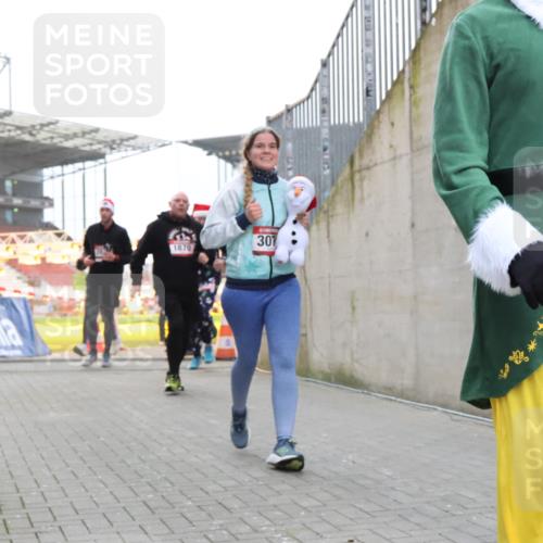08.12.2024 - St. Pauli X-Mass-Run No. 14 H.Heesch http://msf.ph/oto/7489887 08.12.2024 10:04:17 Ziel 330, 624, 1678, 2219, 2759, 2948, 2955, 3082, 3169, 3179, 3180, 815, 1565, 1788, 1870, 2219, 2819, 2933, 2948, 3071 meine-sportfotos.de