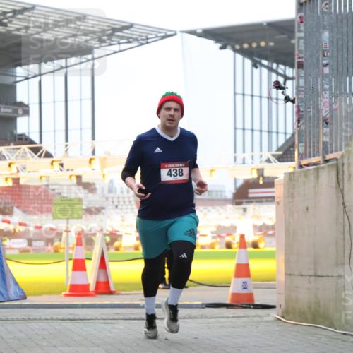 08.12.2024 - St. Pauli X-Mass-Run No. 14 H.Heesch http://msf.ph/oto/7489893 08.12.2024 09:56:13 Ziel 1946, 2911, 3094, 415, 438 meine-sportfotos.de