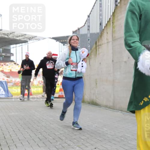 08.12.2024 - St. Pauli X-Mass-Run No. 14 H.Heesch http://msf.ph/oto/7489894 08.12.2024 10:04:17 Ziel 330, 624, 1678, 2219, 2759, 2948, 2955, 3082, 3169, 3179, 3180, 815, 1565, 1788, 1870, 2219, 2819, 2933, 2948, 3071 meine-sportfotos.de