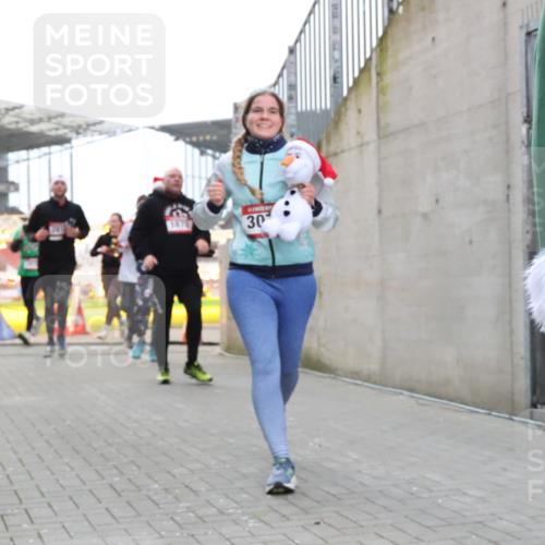08.12.2024 - St. Pauli X-Mass-Run No. 14 H.Heesch http://msf.ph/oto/7489929 08.12.2024 10:04:17 Ziel 330, 624, 1678, 2219, 2759, 2948, 2955, 3082, 3169, 3179, 3180, 815, 1565, 1788, 1870, 2219, 2819, 2933, 2948, 3071 meine-sportfotos.de