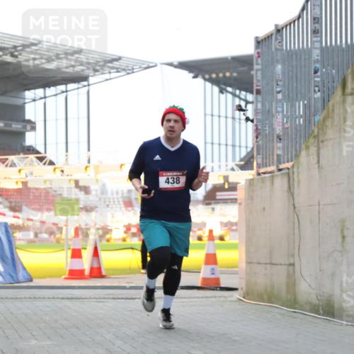 08.12.2024 - St. Pauli X-Mass-Run No. 14 H.Heesch http://msf.ph/oto/7489930 08.12.2024 09:56:13 Ziel 1946, 2911, 3094, 415, 438 meine-sportfotos.de