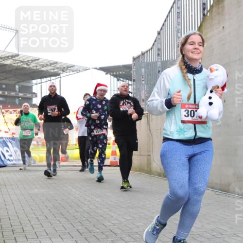 08.12.2024 - St. Pauli X-Mass-Run No. 14 H.Heesch http://msf.ph/oto/7489937 08.12.2024 10:04:18 Ziel 624, 1678, 2219, 2948, 2955, 3071, 3082, 3169, 3179, 3180, 815, 1565, 1788, 1870, 2219, 2819, 2933, 3071 meine-sportfotos.de
