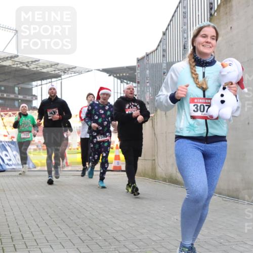 08.12.2024 - St. Pauli X-Mass-Run No. 14 H.Heesch http://msf.ph/oto/7489943 08.12.2024 10:04:18 Ziel 624, 1678, 2219, 2948, 2955, 3071, 3082, 3169, 3179, 3180, 815, 1565, 1788, 1870, 2219, 2819, 2933, 3071 meine-sportfotos.de