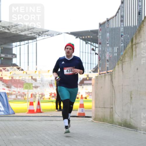 08.12.2024 - St. Pauli X-Mass-Run No. 14 H.Heesch http://msf.ph/oto/7489944 08.12.2024 09:56:13 Ziel 1946, 2911, 3094, 415, 438 meine-sportfotos.de