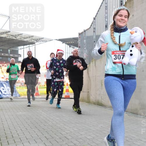 08.12.2024 - St. Pauli X-Mass-Run No. 14 H.Heesch http://msf.ph/oto/7489949 08.12.2024 10:04:18 Ziel 624, 1678, 2219, 2948, 2955, 3071, 3082, 3169, 3179, 3180, 815, 1565, 1788, 1870, 2219, 2819, 2933, 3071 meine-sportfotos.de