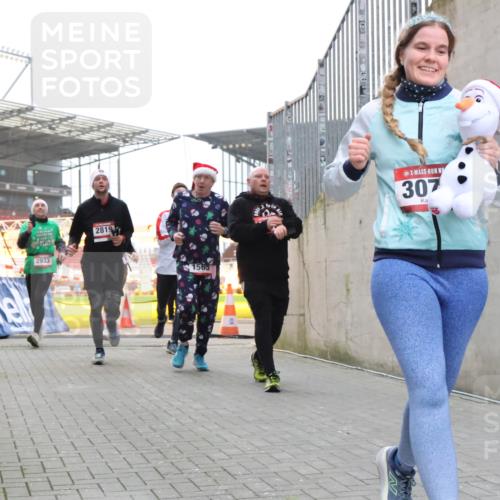 08.12.2024 - St. Pauli X-Mass-Run No. 14 H.Heesch http://msf.ph/oto/7489955 08.12.2024 10:04:18 Ziel 624, 1678, 2219, 2948, 2955, 3071, 3082, 3169, 3179, 3180, 815, 1565, 1788, 1870, 2219, 2819, 2933, 3071 meine-sportfotos.de