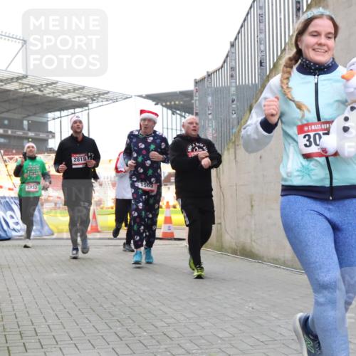 08.12.2024 - St. Pauli X-Mass-Run No. 14 H.Heesch http://msf.ph/oto/7489961 08.12.2024 10:04:18 Ziel 624, 1678, 2219, 2948, 2955, 3071, 3082, 3169, 3179, 3180, 815, 1565, 1788, 1870, 2219, 2819, 2933, 3071 meine-sportfotos.de