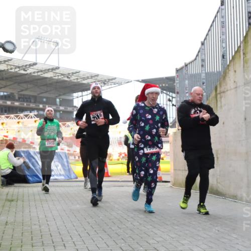 08.12.2024 - St. Pauli X-Mass-Run No. 14 H.Heesch http://msf.ph/oto/7489972 08.12.2024 10:04:19 Ziel 624, 1565, 1678, 2219, 2819, 2948, 2955, 3071, 3082, 3169, 3179, 3180, 815, 1565, 1788, 1870, 2819, 2933, 3071 meine-sportfotos.de
