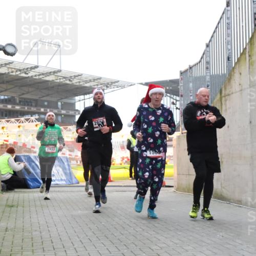 08.12.2024 - St. Pauli X-Mass-Run No. 14 H.Heesch http://msf.ph/oto/7489977 08.12.2024 10:04:19 Ziel 624, 1565, 1678, 2219, 2819, 2948, 2955, 3071, 3082, 3169, 3179, 3180, 815, 1565, 1788, 1870, 2819, 2933, 3071 meine-sportfotos.de