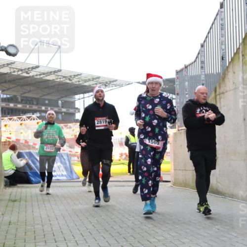 08.12.2024 - St. Pauli X-Mass-Run No. 14 H.Heesch http://msf.ph/oto/7489989 08.12.2024 10:04:19 Ziel 624, 1565, 1678, 2219, 2819, 2948, 2955, 3071, 3082, 3169, 3179, 3180, 815, 1565, 1788, 1870, 2819, 2933, 3071 meine-sportfotos.de