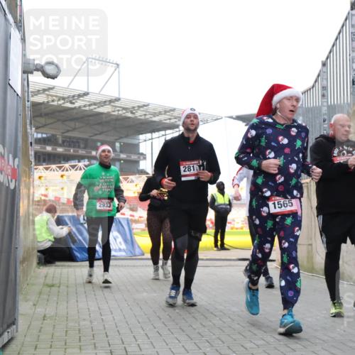 08.12.2024 - St. Pauli X-Mass-Run No. 14 H.Heesch http://msf.ph/oto/7490000 08.12.2024 10:04:19 Ziel 624, 1565, 1678, 2219, 2819, 2948, 2955, 3071, 3082, 3169, 3179, 3180, 815, 1565, 1788, 1870, 2819, 2933, 3071 meine-sportfotos.de