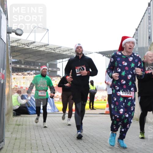 08.12.2024 - St. Pauli X-Mass-Run No. 14 H.Heesch http://msf.ph/oto/7490016 08.12.2024 10:04:20 Ziel 624, 1565, 1678, 2219, 2819, 2948, 2955, 3071, 3082, 3169, 3179, 3180, 815, 1565, 1788, 1870, 2819, 2933, 3071 meine-sportfotos.de
