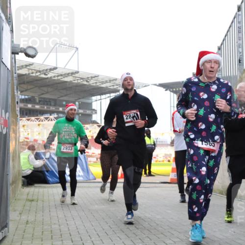08.12.2024 - St. Pauli X-Mass-Run No. 14 H.Heesch http://msf.ph/oto/7490022 08.12.2024 10:04:20 Ziel 624, 1565, 1678, 2219, 2819, 2948, 2955, 3071, 3082, 3169, 3179, 3180, 815, 1565, 1788, 1870, 2819, 2933, 3071 meine-sportfotos.de