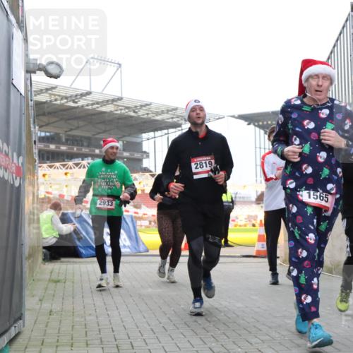 08.12.2024 - St. Pauli X-Mass-Run No. 14 H.Heesch http://msf.ph/oto/7490031 08.12.2024 10:04:20 Ziel 624, 1565, 1678, 2219, 2819, 2948, 2955, 3071, 3082, 3169, 3179, 3180, 815, 1565, 1788, 1870, 2819, 2933, 3071 meine-sportfotos.de