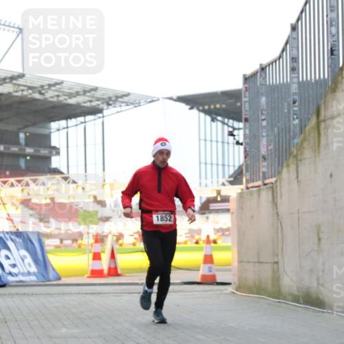 08.12.2024 - St. Pauli X-Mass-Run No. 14 H.Heesch http://msf.ph/oto/7490057 08.12.2024 09:56:25 Ziel 415, 438, 1852, 3261 meine-sportfotos.de