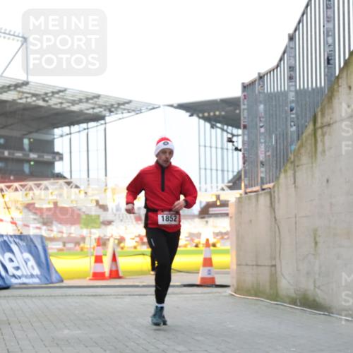 08.12.2024 - St. Pauli X-Mass-Run No. 14 H.Heesch http://msf.ph/oto/7490062 08.12.2024 09:56:26 Ziel 415, 438, 1852, 3261 meine-sportfotos.de