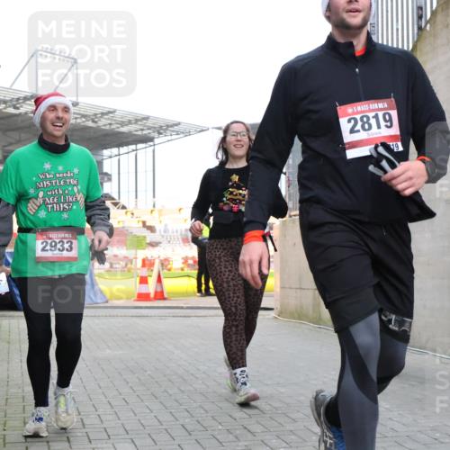 08.12.2024 - St. Pauli X-Mass-Run No. 14 H.Heesch http://msf.ph/oto/7490069 08.12.2024 10:04:21 Ziel 1565, 1678, 1788, 2219, 2819, 2933, 2948, 2955, 3071, 3082, 3169, 3179, 3180, 815, 1565, 1788, 1870, 2819, 2933 meine-sportfotos.de