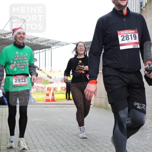 08.12.2024 - St. Pauli X-Mass-Run No. 14 H.Heesch http://msf.ph/oto/7490075 08.12.2024 10:04:21 Ziel 1565, 1678, 1788, 2219, 2819, 2933, 2948, 2955, 3071, 3082, 3169, 3179, 3180, 815, 1565, 1788, 1870, 2819, 2933 meine-sportfotos.de