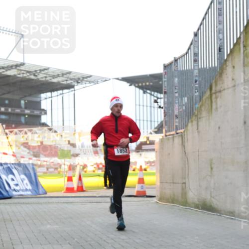 08.12.2024 - St. Pauli X-Mass-Run No. 14 H.Heesch http://msf.ph/oto/7490077 08.12.2024 09:56:26 Ziel 415, 438, 1852, 3261 meine-sportfotos.de