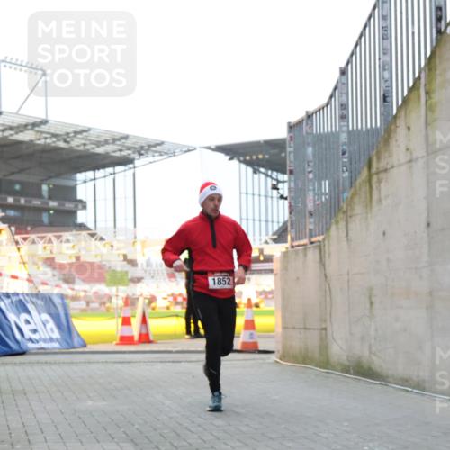 08.12.2024 - St. Pauli X-Mass-Run No. 14 H.Heesch http://msf.ph/oto/7490087 08.12.2024 09:56:26 Ziel 415, 438, 1852, 3261 meine-sportfotos.de