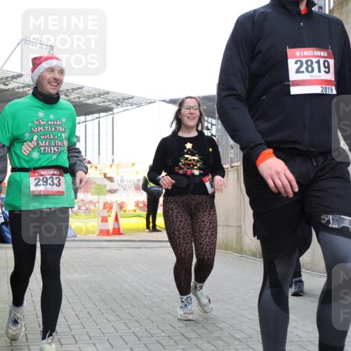 08.12.2024 - St. Pauli X-Mass-Run No. 14 H.Heesch http://msf.ph/oto/7490090 08.12.2024 10:04:22 Ziel 1565, 1788, 1870, 2219, 2819, 2933, 2948, 2955, 3071, 3082, 3169, 3179, 3180, 815, 1788, 1870, 2933 meine-sportfotos.de