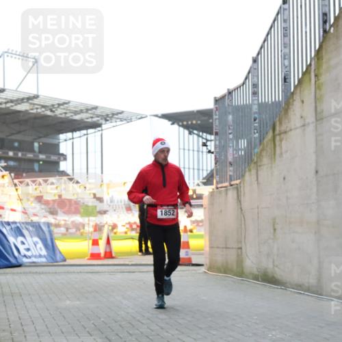 08.12.2024 - St. Pauli X-Mass-Run No. 14 H.Heesch http://msf.ph/oto/7490094 08.12.2024 09:56:26 Ziel 415, 438, 1852, 3261 meine-sportfotos.de