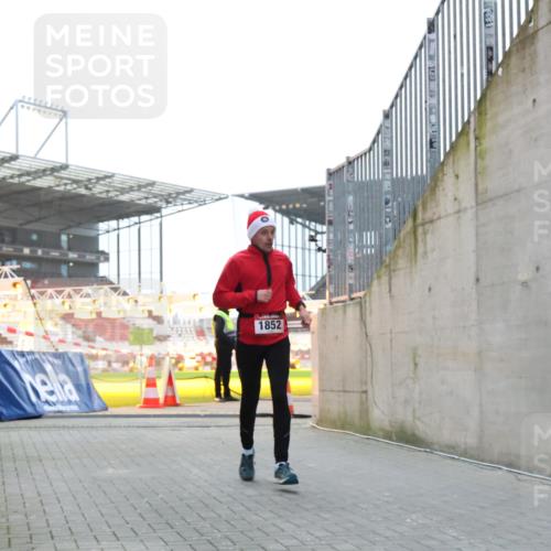 08.12.2024 - St. Pauli X-Mass-Run No. 14 H.Heesch http://msf.ph/oto/7490106 08.12.2024 09:56:26 Ziel 415, 438, 1852, 3261 meine-sportfotos.de